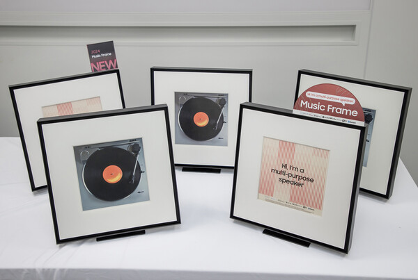 삼성전자가 출시한 액자형 스피커 '뮤직 프레임' 실물. [삼성전자 제공=뉴스퀘스트]