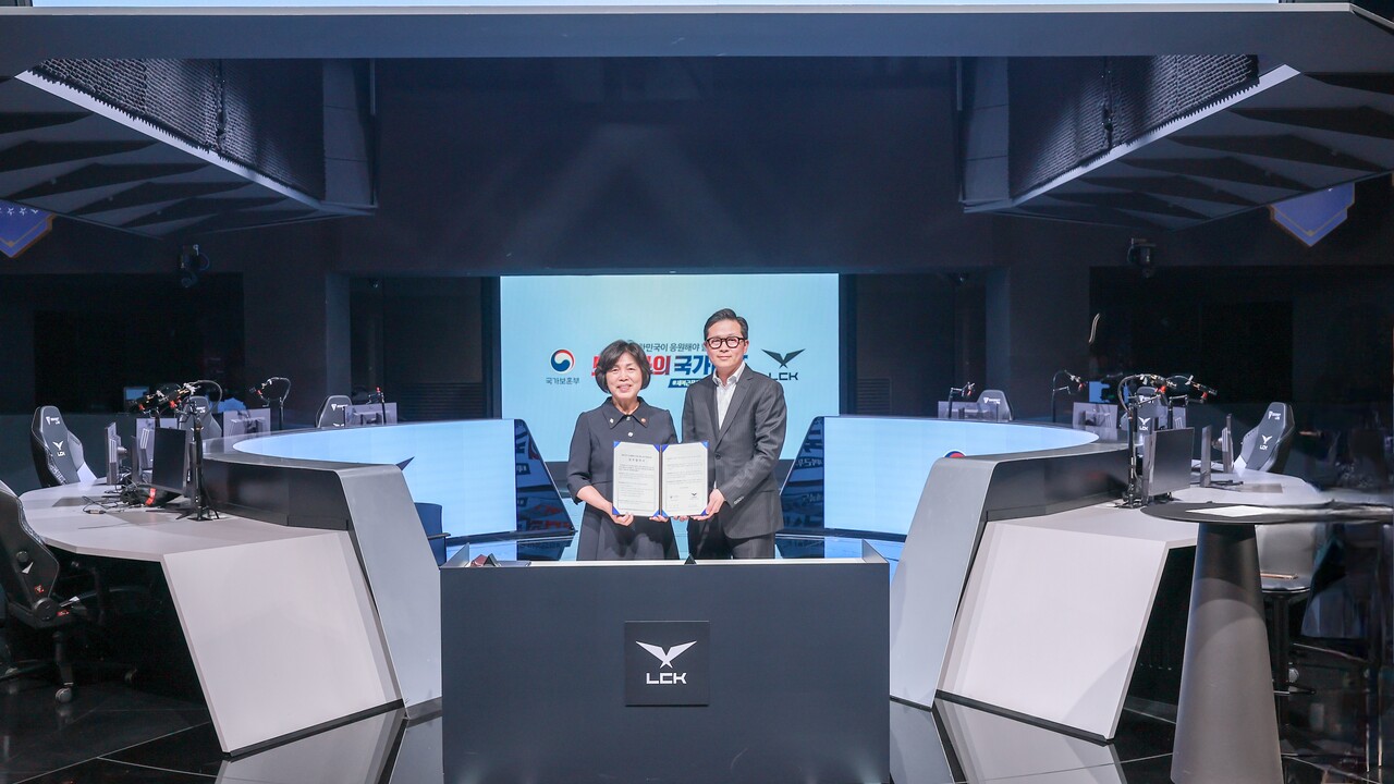 이정훈 LCK 사무총장(오른쪽)과 강정애 국가보훈부 장관이 업무 협약식에 참여, 제복근무자의 희생과 헌신에 대한 사회적 관심 제고를 위해 힘을 합치기로 했다. [국가보훈부 제공=뉴스퀘스트]