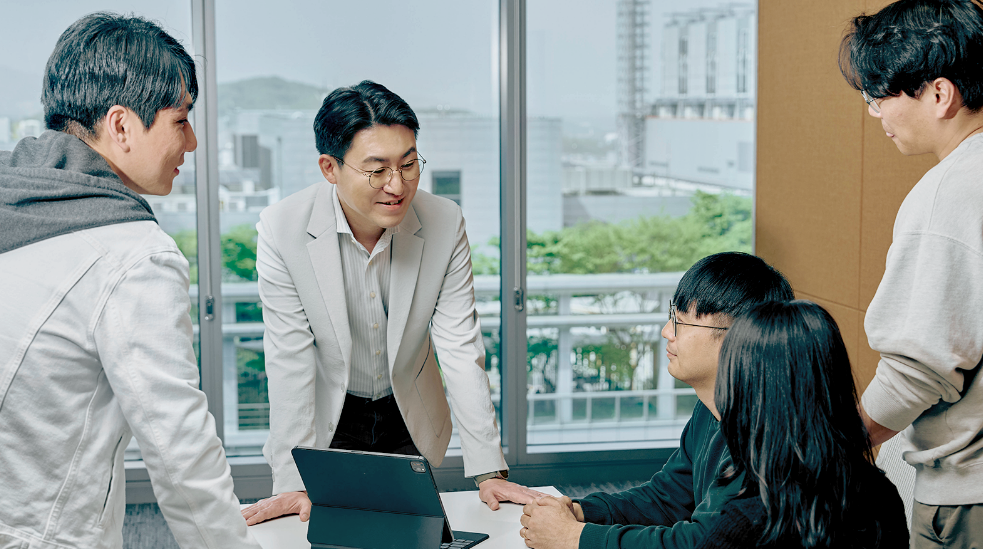 (왼쪽 두 번째)류병훈 SK하이닉스 미래전략담당 부사장. [SK하이닉스 제공=뉴스퀘스트]