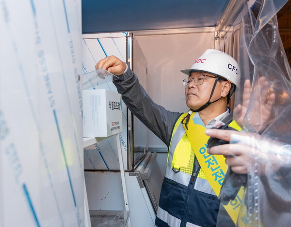 혹서기 대비 식염 포도당 비치 여부를 확인하는 김회언 HDC현대산업개발 대표이사 [HDC현대산업개발 제공=뉴스퀘스트]