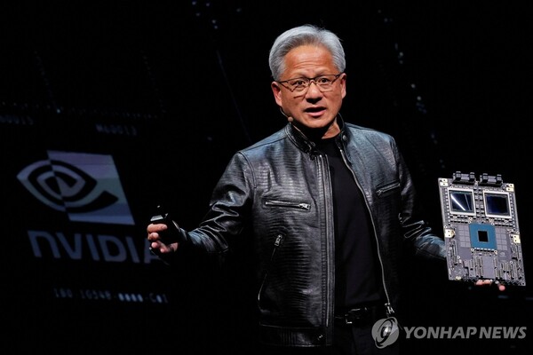 젠슨 황 엔비디아 최고경영자(CEO)가 2일 타이베이 국립대만대 종합체육관에서 한 '컴퓨텍스 2024' 기조연설에서 올 하반기 출시할 AI가속기 '블랙웰' 제품을 선보이고 있다. [사진=연합뉴스]