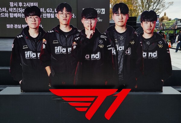 '2023 롤드컵' 결승전을 앞두고 지난해 11월 17일 광화문에 설치된 T1 선수들 입간판. (왼쪽부터) '제우스' 최우제, '오너' 문현준, '페이커' 이상혁, '구마유시' 이민형, '케리아' 류민석 선수. [사진=김민우 기자]