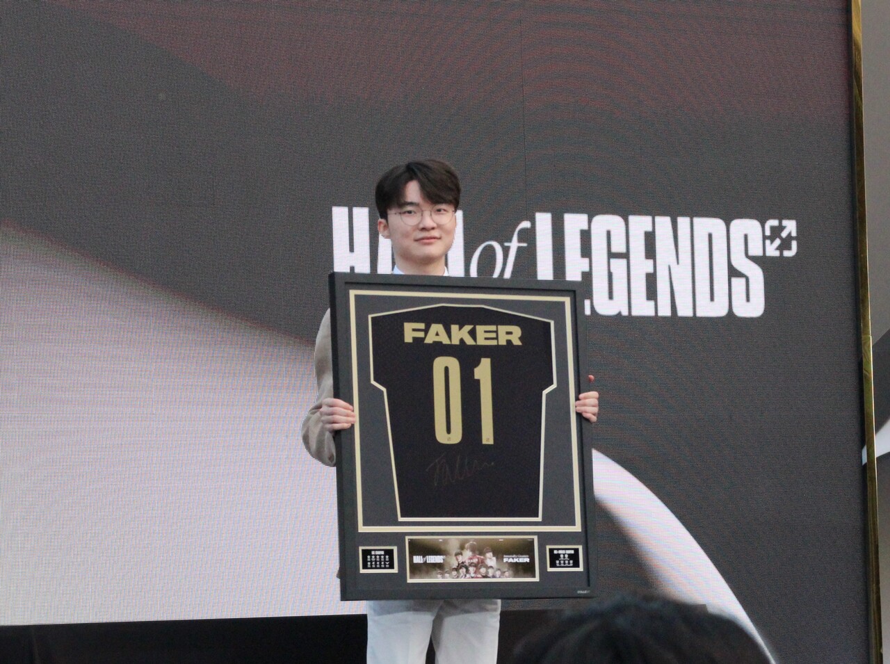 지난 6일 서울 중구 신라호텔에서 리그오브레전드 '전설의 전당' 헌액식이 열렸다. 수상자 '페이커' 이상혁 선수가 '전설의 전당' 사인 유니폼을 들어보이고 있다. [사진=김민우 기자]