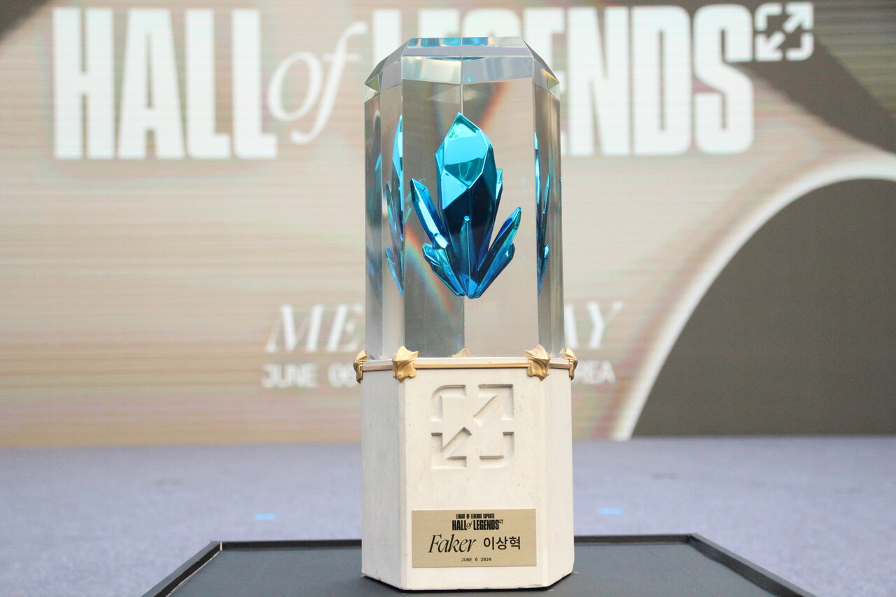 지난 6일 서울 중구 신라호텔에서 리그오브레전드 '전설의 전당' 첫 헌액식이 열렸다. 수상자 '페이커' 이상혁 선수를 위해 준비된 '전설의 전당' 트로피. [사진=김민우 기자]