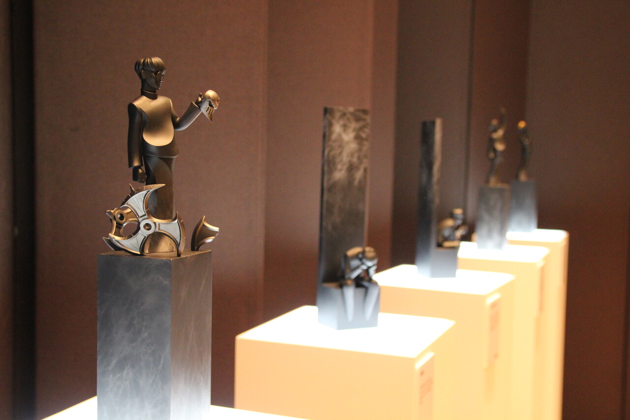 지난 6일 서울 중구 신라호텔에서 리그오브레전드 '전설의 전당' 헌액식이 열렸다. 수상자인 '페이커' 이상혁 선수를 기념하는 조각상. 데뷔 11년차 페이커의 영광과 고뇌의 순간을 표현했다. [사진=김민우 기자]