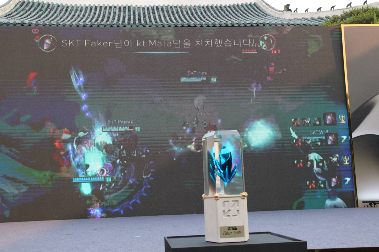 지난 6일 서울 중구 신라호텔에서 리그오브레전드 '전설의 전당' 헌액식이 열렸다. 수상자인 '페이커' 이상혁 선수의 주요 플레이 화면과 '전설의 전당' 트로피. [사진=김민우 기자]
