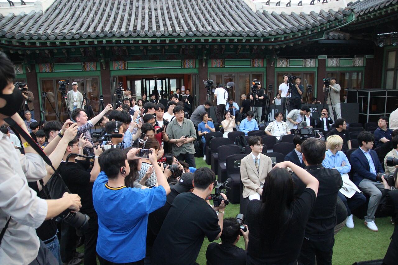 지난 6일 서울 중구 신라호텔에서 리그오브레전드 '전설의 전당' 헌액식이 열렸다. 취재진 및 행사 관계자들이 수상자인 '페이커' 이상혁 선수를 촬영하고 있다. [사진=김민우 기자]