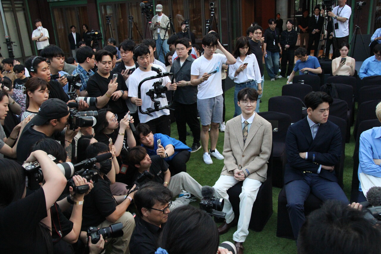 지난 6일 서울 중구 신라호텔에서 리그오브레전드 '전설의 전당' 헌액식이 열렸다. 취재진 및 행사 관계자들이 수상자인 '페이커' 이상혁 선수를 촬영하고 있다. [사진=김민우 기자]