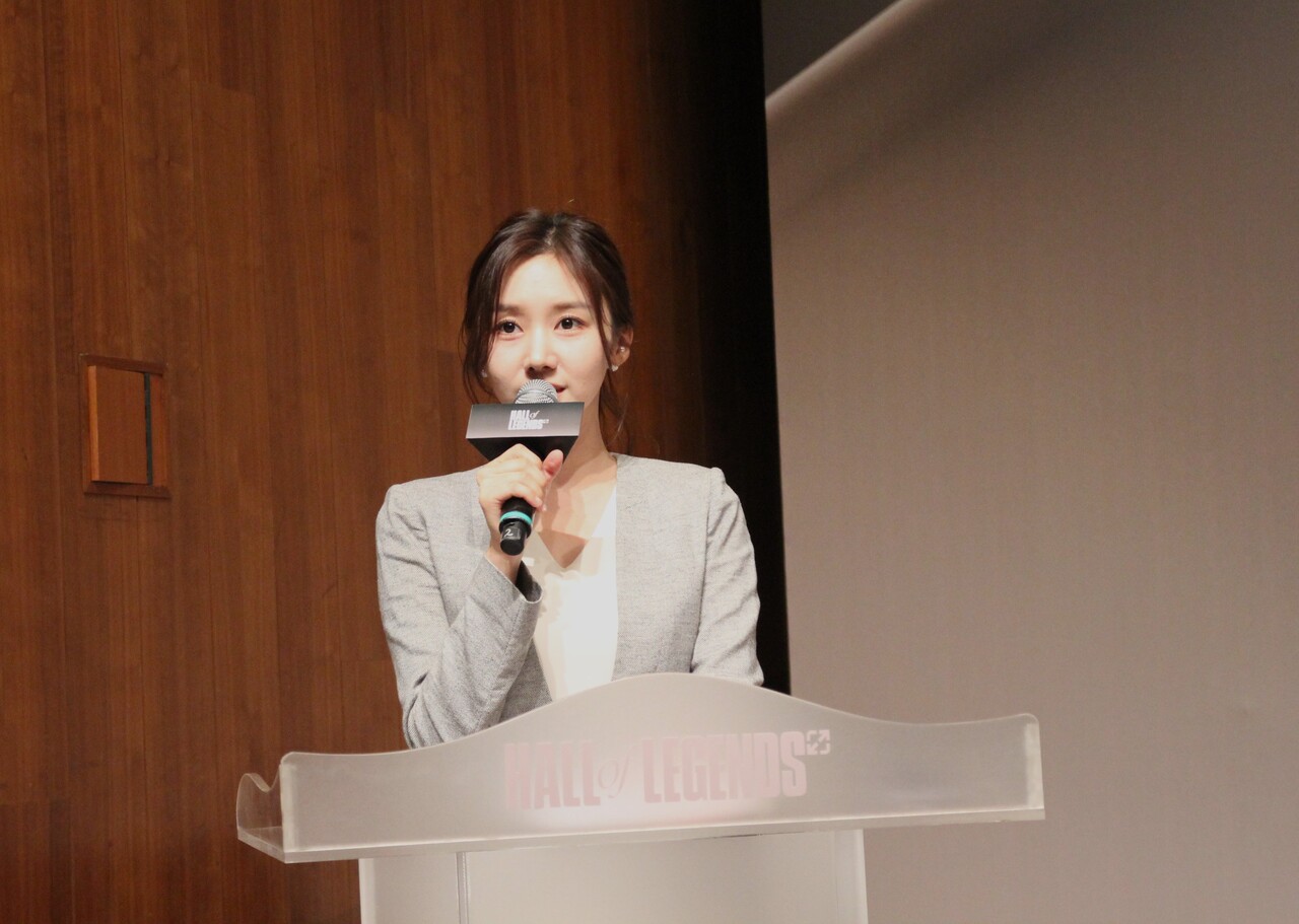 지난 6일 서울 중구 신라호텔에서 리그오브레전드 '전설의 전당' 헌액식이 열렸다. 2부 미디어 인터뷰 진행을 맡은 윤수빈 아나운서. [사진=김민우 기자]