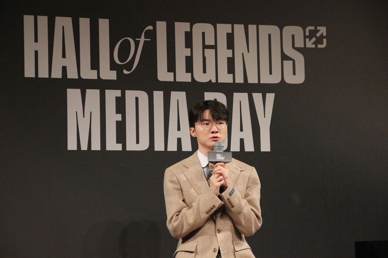 지난 6일 서울 중구 신라호텔에서 리그오브레전드 '전설의 전당' 헌액식이 열렸다. 2부 미디어 인터뷰를 진행하고 있는 '페이커' 이상혁 선수. [사진=김민우 기자]