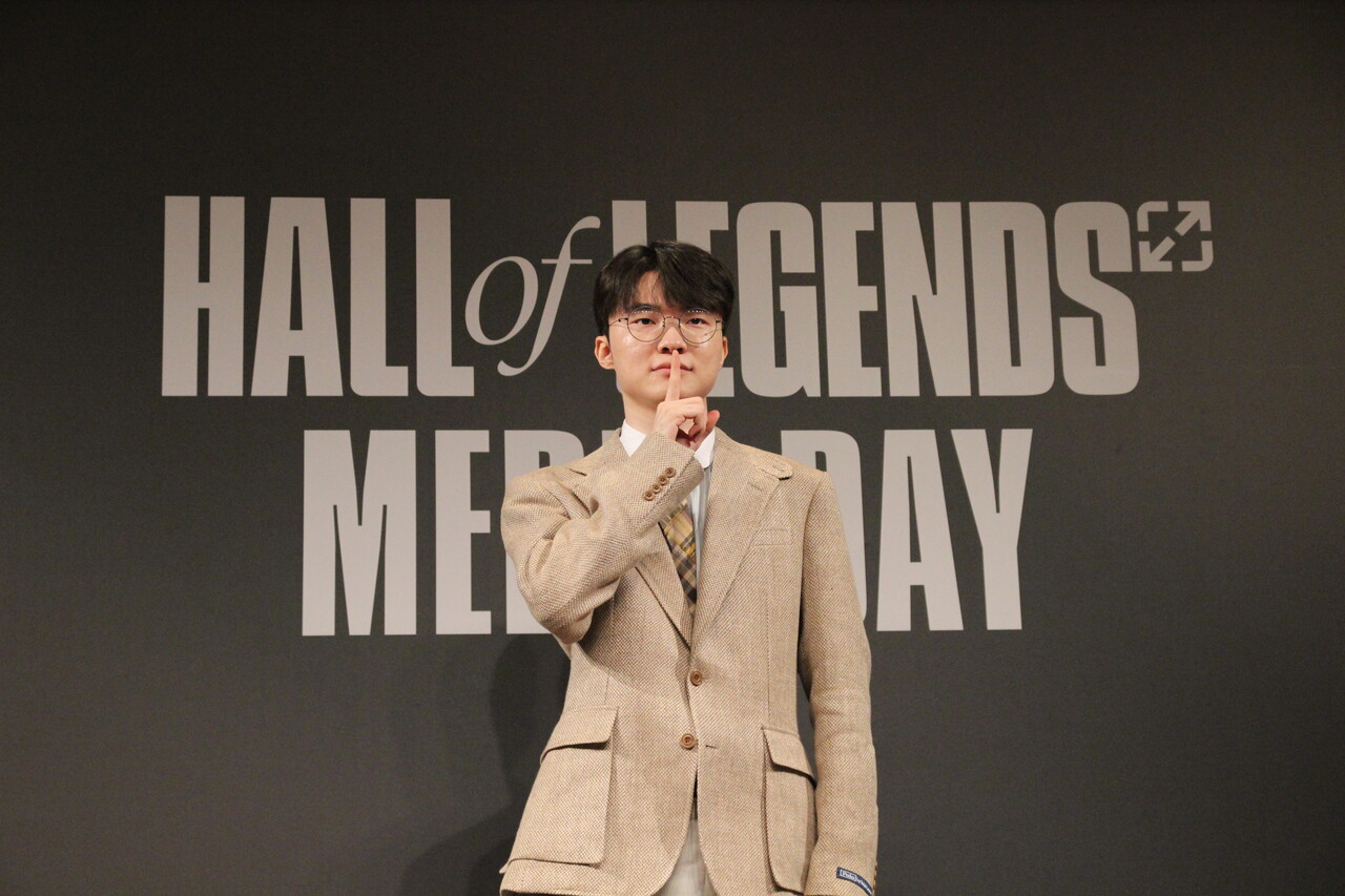 지난 6일 서울 중구 신라호텔에서 리그오브레전드 '전설의 전당' 헌액식이 열렸다. '페이커' 이상혁 선수가 시그니처 포즈를 취하고 있다. [사진=김민우 기자]