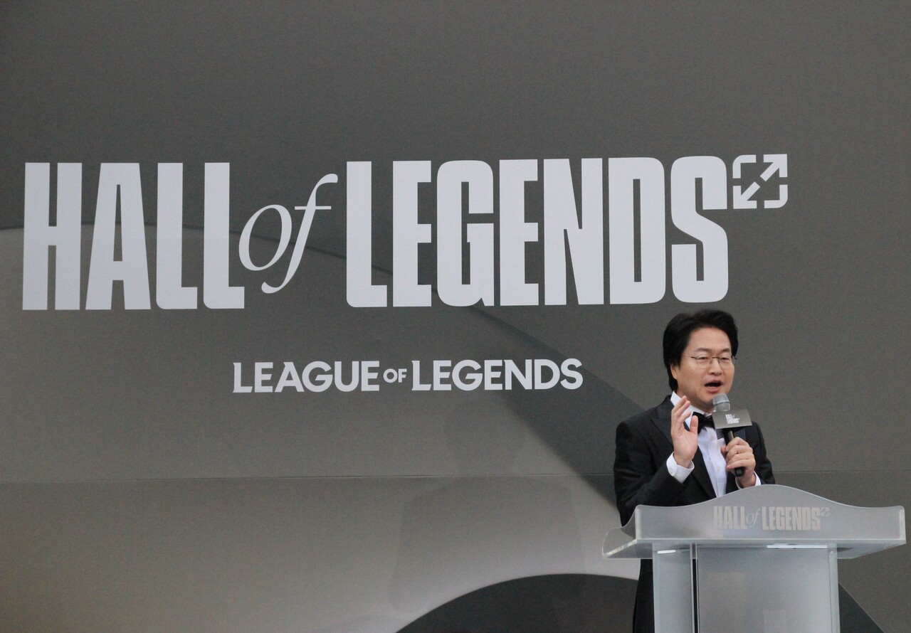 지난 6일 서울 중구 신라호텔에서 리그오브레전드 '전설의 전당' 헌액식이 열렸다. 전용준 캐스터가 본 행사를 시작하기 위해 발언하고 있다. [사진=김민우 기자]