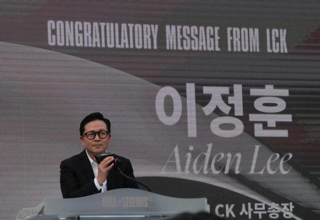 지난 6일 서울 중구 신라호텔에서 리그오브레전드 '전설의 전당' 헌액식이 열렸다. 이정훈 LCK 사무총장이 축사를 하고 있다. 그는 수상자 '페이커' 이상혁 선수에 대해 "전설의 전당에 올라오기까지의 과정은 그리 간단치만은 않았지만 결국 대단한 서사를 만들었다"며 "모든 길은 페이커로 통한다"고 언급했다. [사진=김민우 기자]