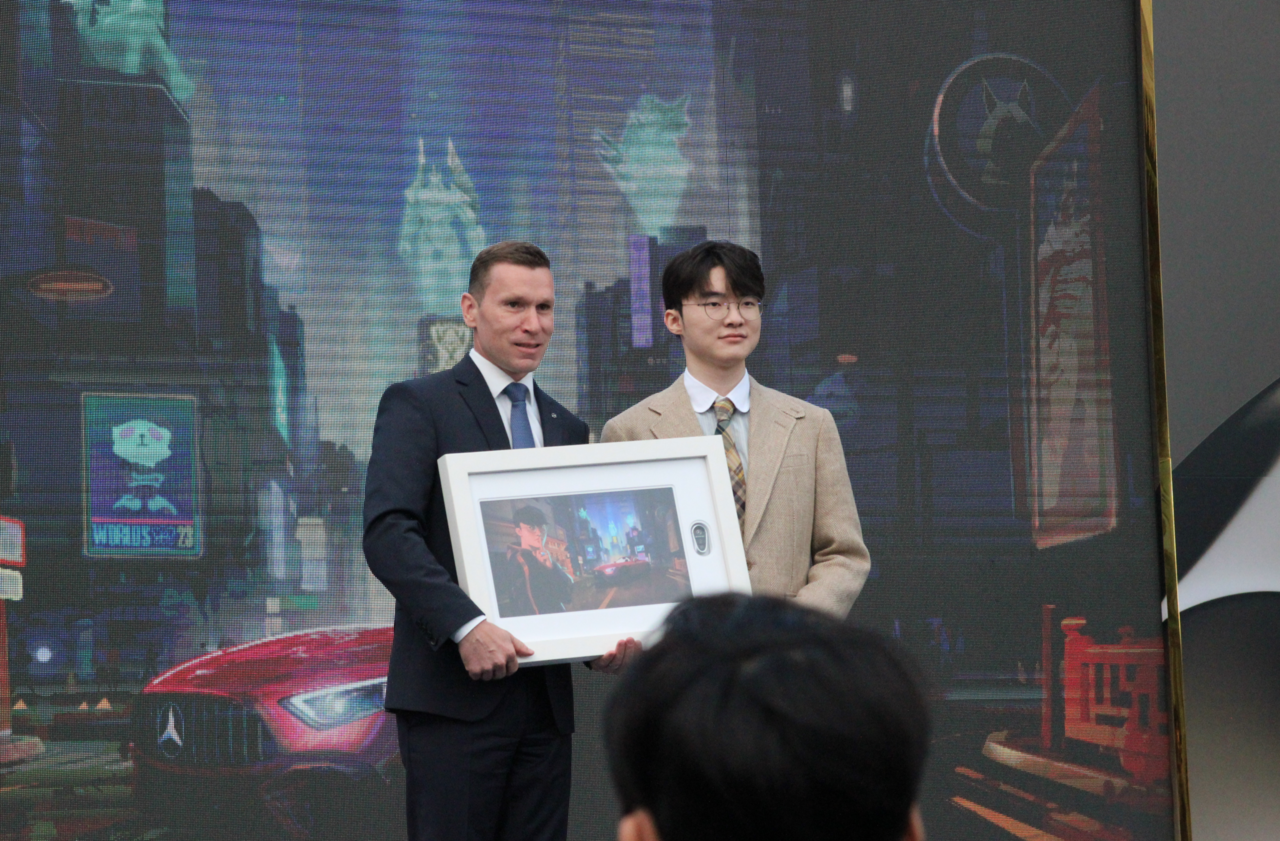 지난 6일 서울 중구 신라호텔에서 리그오브레전드 '전설의 전당' 헌액식이 열렸다. (왼쪽부터) 마티아스 바이틀 메르세데스 벤츠 코리아 대표와 '페이커' 이상혁 선수. 바이틀 대표는 이날 맞춤 제작된 메르세데스-AMG SL 36키를 페이커에 선물했다. [사진=김민우 기자]