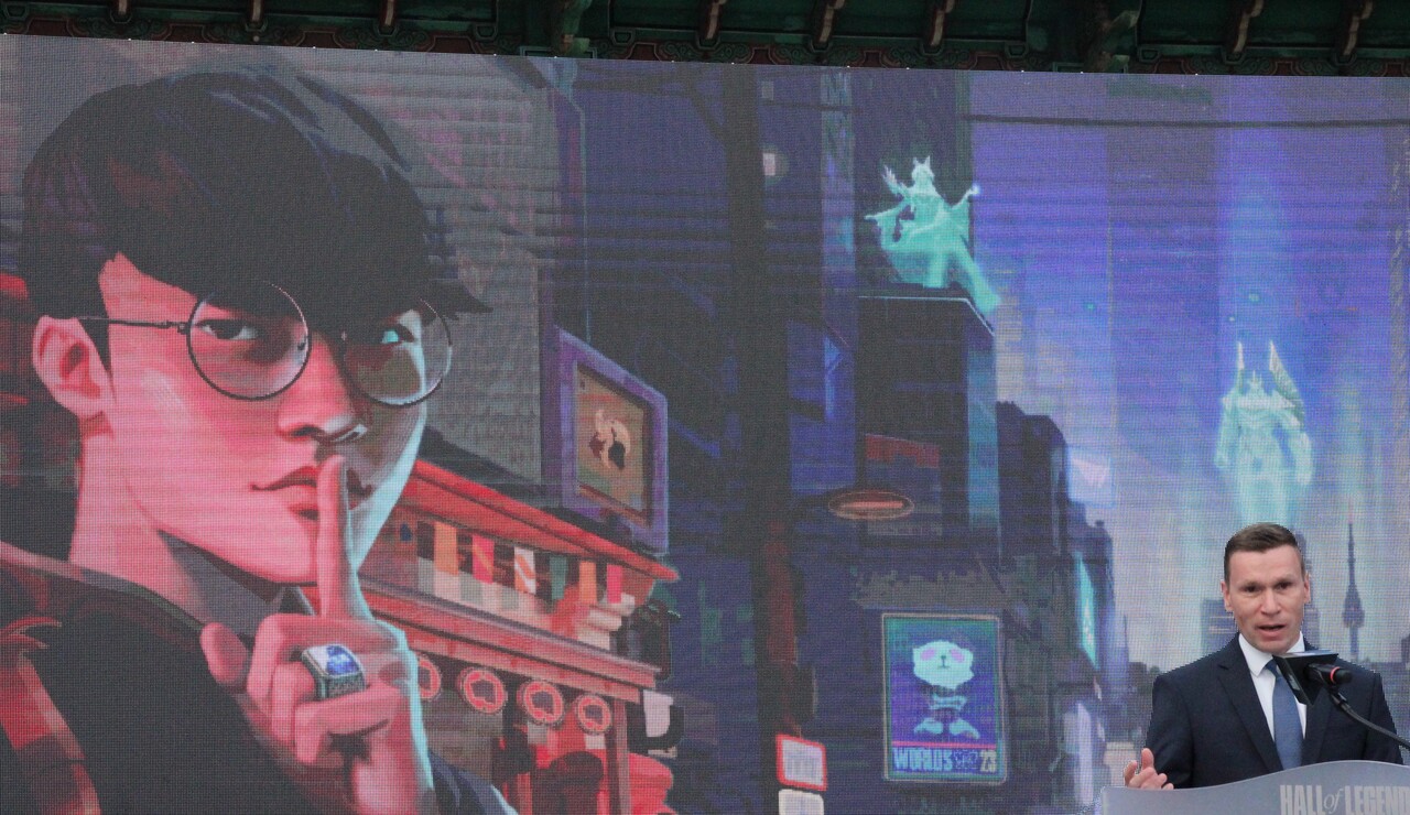 지난 6일 서울 중구 신라호텔에서 리그오브레전드 '전설의 전당' 헌액식이 열렸다. 마티아스 바이틀 메르세데스 벤츠 코리아 대표가 축사를 하고 있다. 그는 수상자 '페이커' 이상혁 선수에 대해 "지난해 서울에서 4번째 우승을 한 것이 특히나 감명 깊었다"며 "본인의 커리어에서 많은 헌신을 해왔듯 메르세데스도 장인정신을 발휘해 세상에서 단 하나뿐인 차를 선물한다"고 말했다. [사진=김민우 기자]