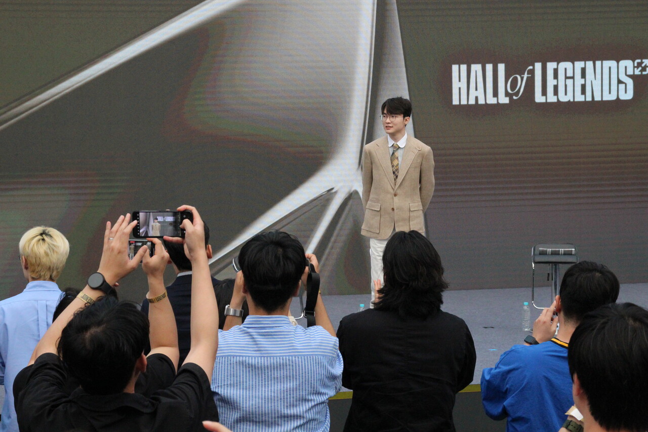 지난 6일 서울 중구 신라호텔에서 리그오브레전드 '전설의 전당' 헌액식이 열렸다. 취재진 및 행사 관계자들이 수상자 '페이커' 이상혁 선수를 촬영하고 있다. [사진=김민우 기자]