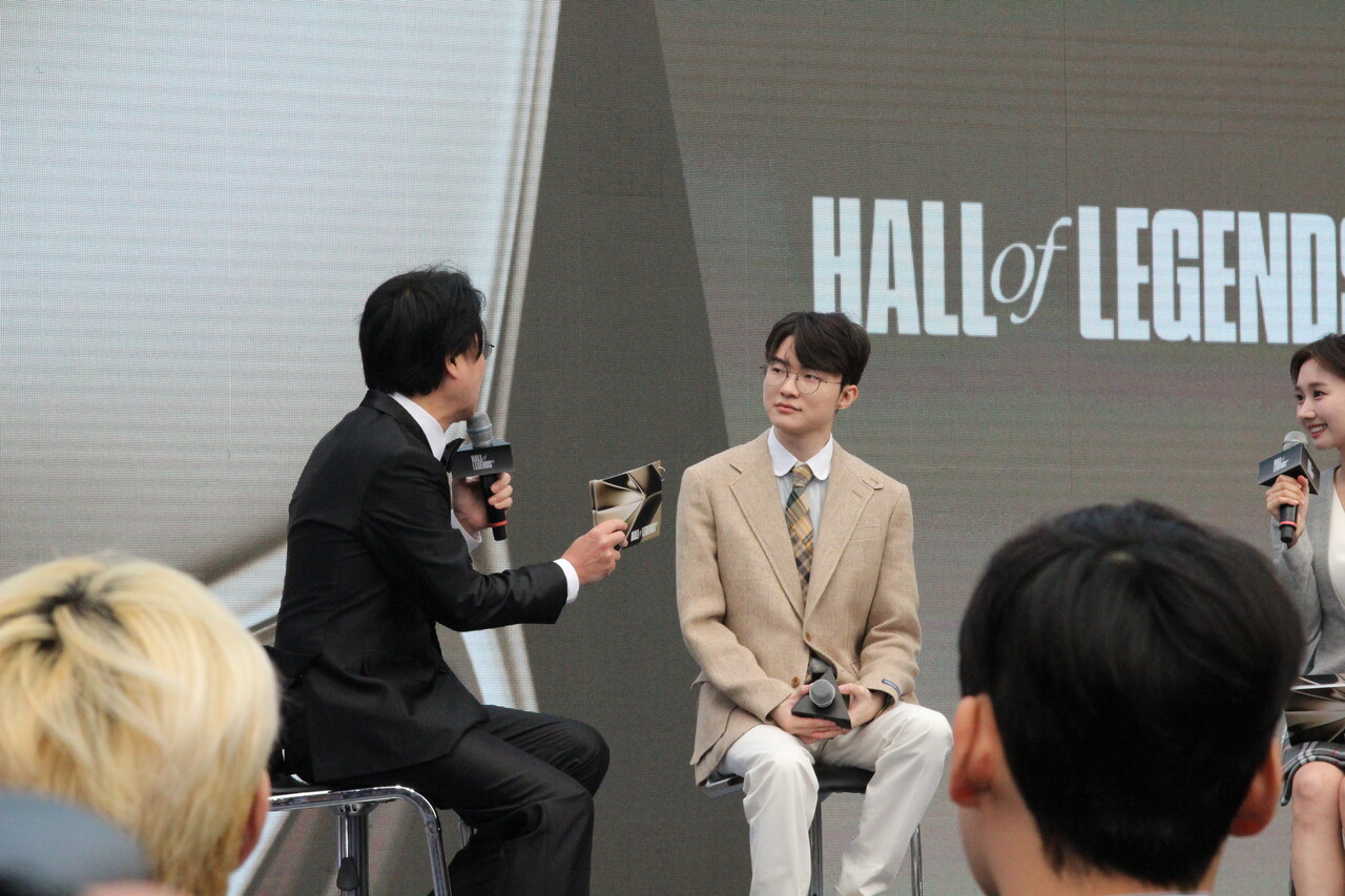지난 6일 서울 중구 신라호텔에서 리그오브레전드 '전설의 전당' 헌액식이 열렸다. (왼쪽부터) 전용준 캐스터, '페이커' 이상혁 선수, 윤수빈 아나운서가 토크 세션을 진행하고 있다. [사진=김민우 기자]