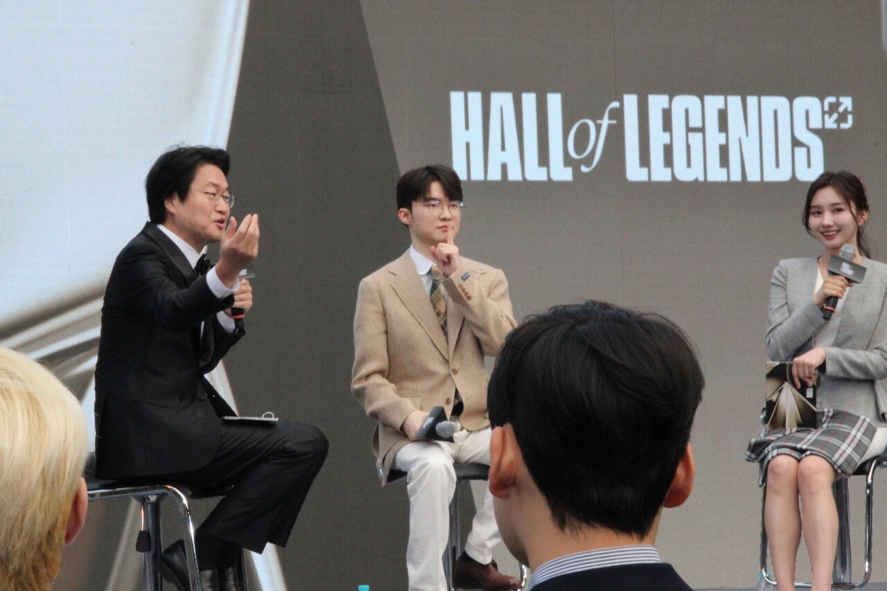 지난 6일 서울 중구 신라호텔에서 리그오브레전드 '전설의 전당' 헌액식이 열렸다. (사진 가운데) 수상자 '페이커' 이상혁 선수가 자신의 시그니처 세러머니를 취하고 있다. [사진=김민우 기자]