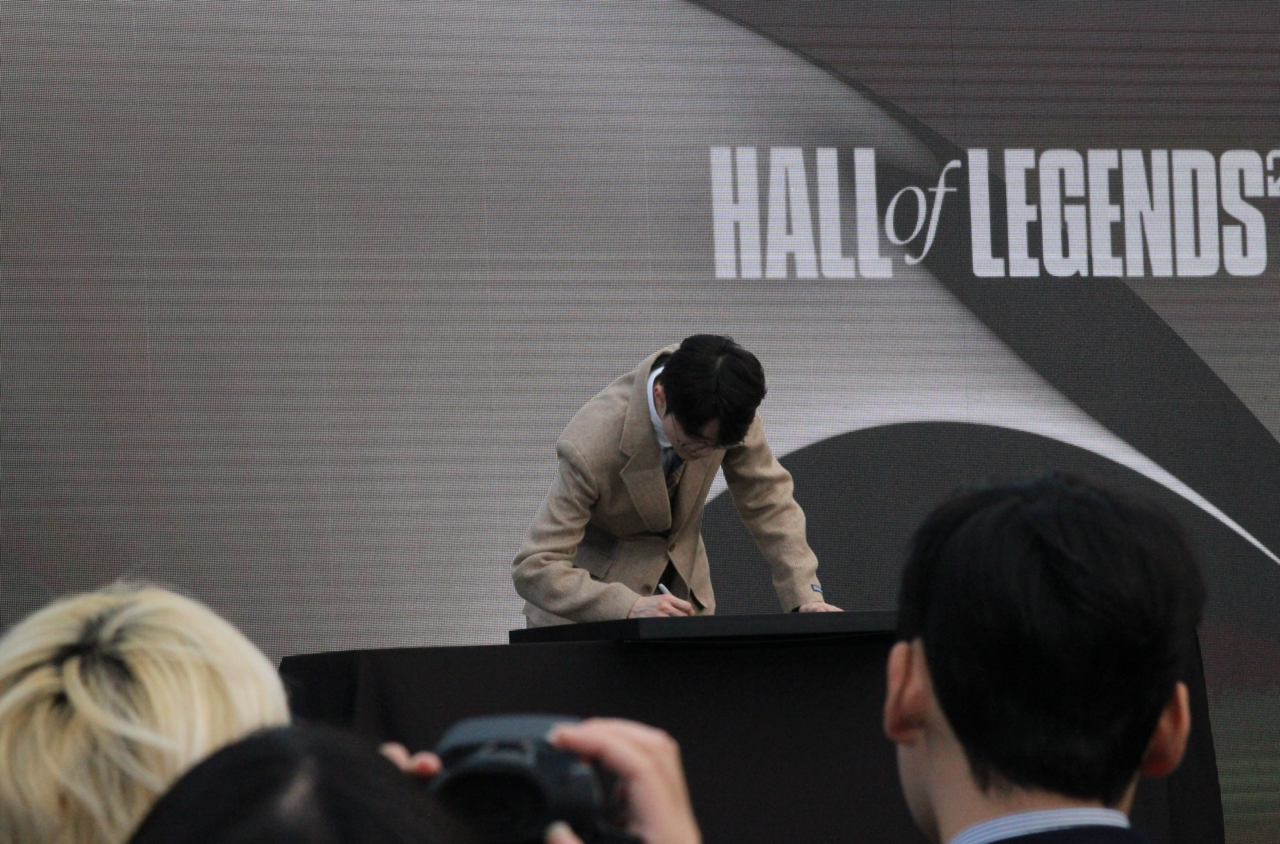 지난 6일 서울 중구 신라호텔에서 리그오브레전드 '전설의 전당' 헌액식이 열렸다. 수상자 '페이커' 이상혁 선수가 '전설의 전당' 첫 유니폼에 사인을 하고 있다. [사진=김민우 기자]