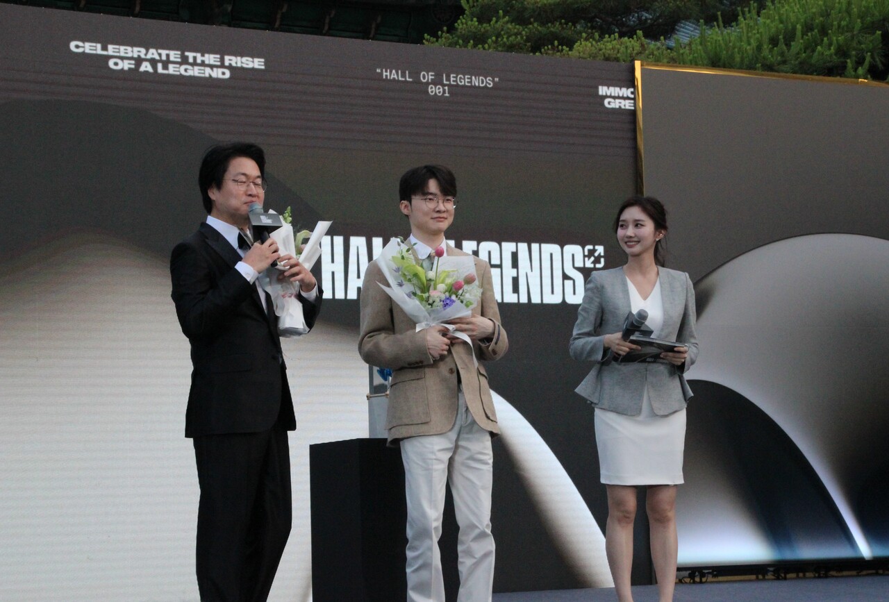 지난 6일 서울 중구 신라호텔에서 리그오브레전드 '전설의 전당' 헌액식이 열렸다. (사진 가운데)  수상자 '페이커' 이상혁 선수가 꽃을 든 채 기념 사진을 촬영하고 있다. [사진=김민우 기자]