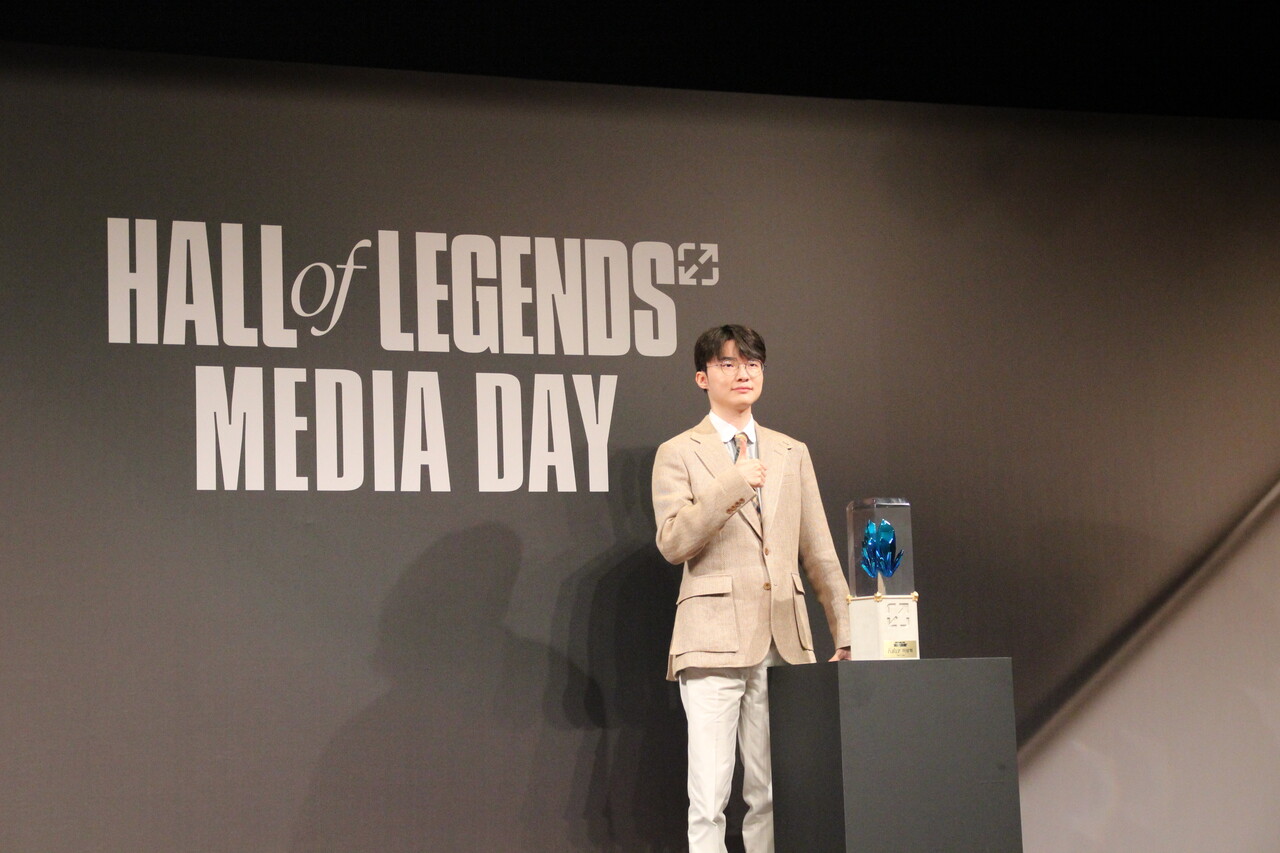 지난 6일 서울 중구 신라호텔에서 리그오브레전드 '전설의 전당' 헌액식이 열렸다. '페이커' 이상혁 선수가 '전설의 전당' 트로피 앞에서 기념 촬영을 하고 있다. [사진=김민우 기자]