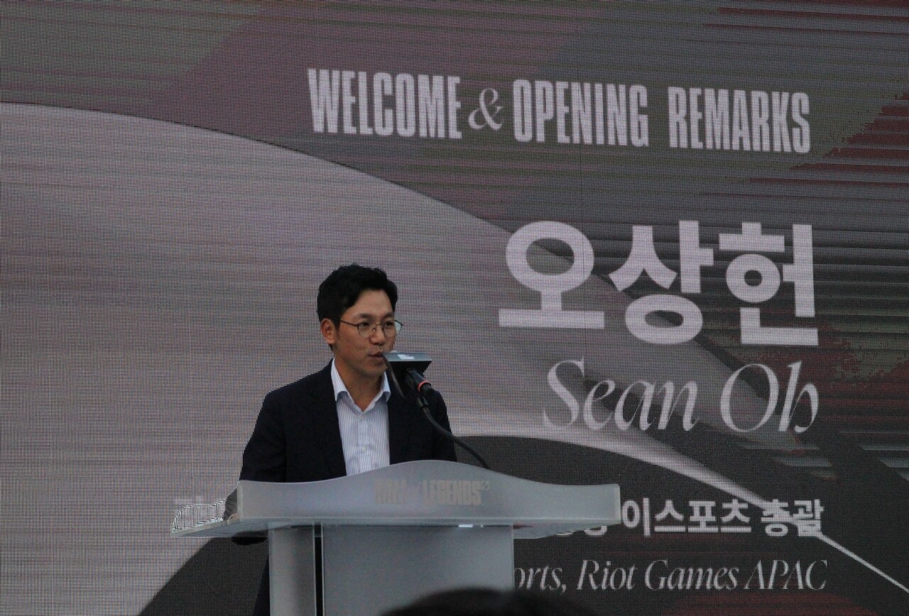지난 6일 서울 중구 신라호텔에서 리그오브레전드 '전설의 전당' 헌액식이 열렸다. 오상헌 라이엇게임즈 아시아태평양 이스포츠 총괄이 축사를 하고 있다. 그는 수상자 '페이커' 이상혁 선수에 대해 "게임 플레이뿐만 아니라 인간 이상혁으로도 존경할만한 인성을 갖췄다"며 "앞으로도 오랜 기간 멋진 활약을 펼쳐주길 바란다"고 말했다. [사진=김민우 기자]