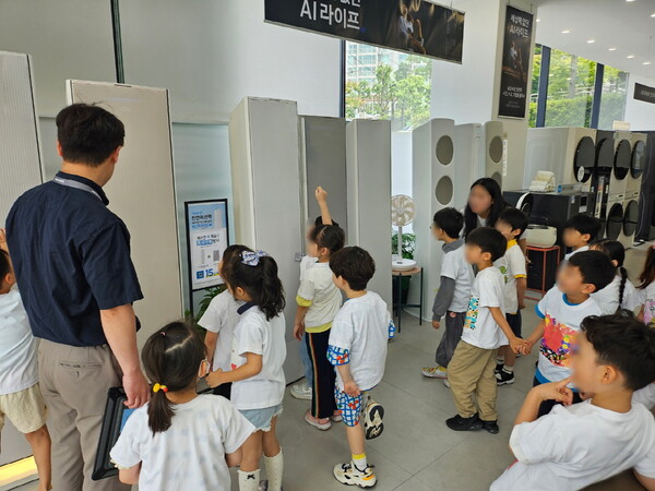 삼성스토어 강서점에서 유치원생들이 비스포크 무풍에어컨을 체험하고 있다.  [삼성스토어 제공=뉴스퀘스트]