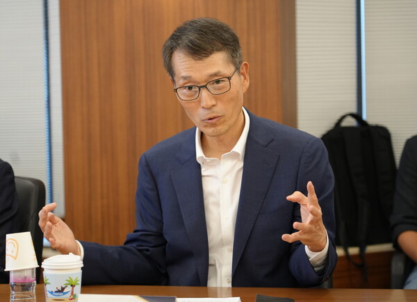 한국자동차모빌리티산업협회는 11일 오전 '전기차 수요확대를 위한 소비자 인식개선 방안'이라는 주제로 협회 모하비실에서 자동차 환경 분야 전문가들이 참여한 친환경차분과 전문위원회를 개최했다. 강남훈 KAMA 회장이 인사말을 하고 있다. [한국자동차모빌리티산업협회 제공=뉴스퀘스트]