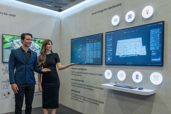 미국 라스베이거스에서 열리는 북미 최대 디스플레이 전시회인 '인포콤(Infocomm) 2024' 에서 삼성전자 모델이 B2B용 통합 연결 플랫폼인 '스마트싱스 프로' 솔루션을 소개하고  있다. [삼성전자 제공=뉴스퀘스트]