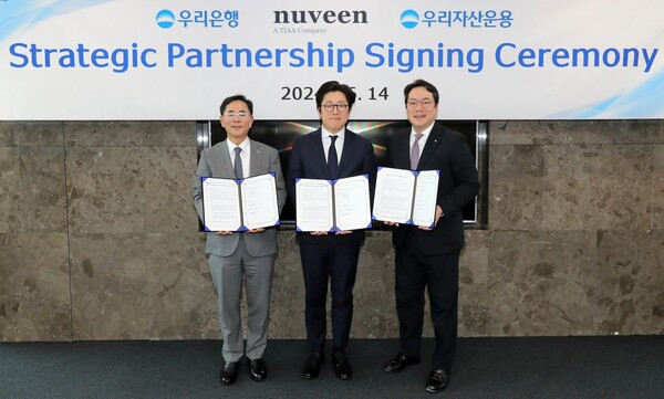 16일 우리은행과 우리자산운용은 글로벌 자산운용사 누빈(Nuveen)과 전략적 제휴를 위한 MOU를 체결했다고 밝혔다. 기동호 우리은행 기업투자금융부문 부문장(사진 왼쪽부터), 장재호 누빈 한국대표, 최승재 우리자산운용 대표가 협약식에서 기념촬영을 하는 모습. [우리은행 제공=뉴스퀘스트]