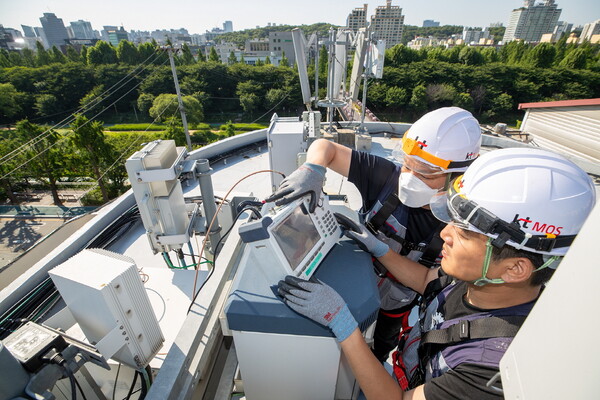 KT엔지니어가 서울 강남구 양재천 인근에 설치된 기지국의 고정 강도를 점검하고 있다. [KT 제공=뉴스퀘스트]