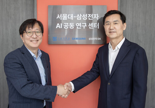삼성전자와 서울대학교는 17일 서울 관악구 소재 서울대 글로벌공학교육센터에서 삼성전자 DX부문 CTO겸 삼성리서치장 전경훈 사장(사진 오른쪽)과 서울대 김영오 공과대학장(사진 왼쪽) 등이 참석한 가운데 'AI 공동연구센터' 설립을 위한 업무 협약을 체결했다. [삼성전자 제공=뉴스퀘스트]