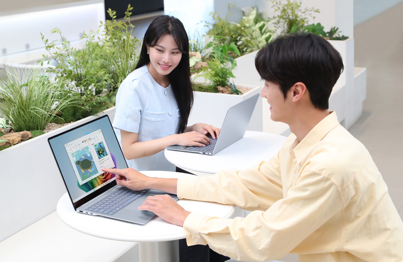 삼성전자 모델이 강력한 갤럭시 AI의 PC경험을 제공하는 '갤럭시 북4 엣지'를 체험하고 있다. [삼성전자 제공=뉴스퀘스트]