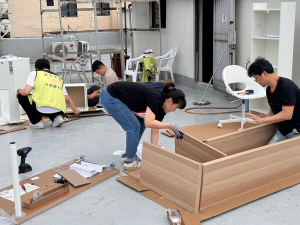 교보증권은 최근 취약계층 아동 공부방 환경개선을 위한 ‘드림이 홈케어링’ 봉사활동을 진행했다고 18일 밝혔다. [교보증권 제공=뉴스퀘스트]