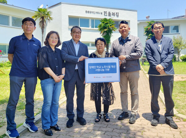 HDC현대산업개발은 18일 경남 거제시에 있는 중증장애시설 애광원의 노후 환경 개선을 위한 후원금을 전달했다. (사진 왼쪽에서 세 번째부터) 신왕섭 HDC현대산업개발 실장, 송우정 애광원 대표, 황기익 HDC현대산업개발 김해도시계획도로 현장소장 [HDC현대산업개발 제공=뉴스퀘스트]