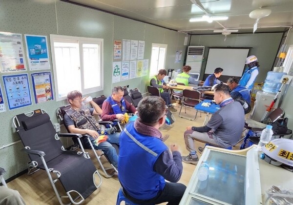 DL이앤씨 근로자들이 현장에 마련된 휴게시설에서 휴식을 취하고 있다. [DL이앤씨 제공=뉴스퀘스트]