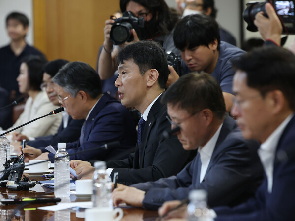이복현 금융감독원 원장은 19일 은행권에 불완전판매, 횡령 등 각종 금융사고 예방에 대한 적극적인 대책을 마련해줄 것을 요구했다. 이 원장이 이날 오전 서울 중구 은행회관에서 열린 은행장들과 간담회에서 발언하고 있는 모습. [사진=연합뉴스]