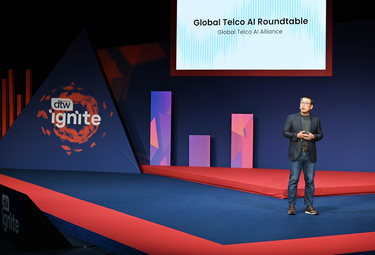 유영상 SKT CEO가 현지시간 기준 18일 코펜하겐에서 열린 ‘글로벌 텔코 AI 라운드테이블’ 행사에서 오프닝 스피치을 하고 있다. [SK텔레콤 제공=뉴스퀘스트]