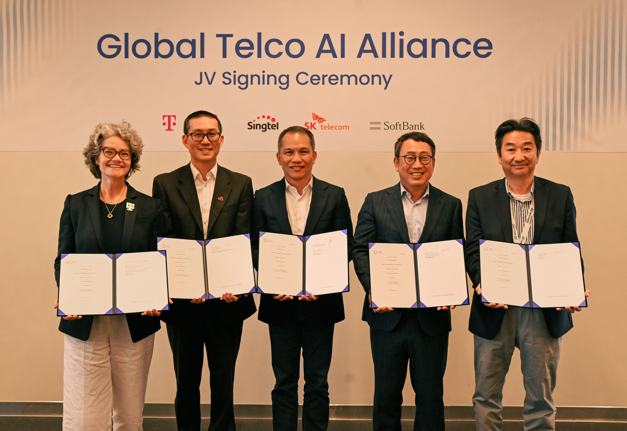 현지시간 기준 19일 코펜하겐에서 글로벌 텔코 AI 얼라이언스 주요 임원진들이 조인트벤처 설립 본계약을 체결 후 기념사진을 찍고 있다. (사진 왼쪽부터) 도이치텔레콤 클라우디아 네맛(Claudia Nemat) 수석부회장, e&의 해리슨 렁 (Harrison Lung) 그룹 전략 최고책임자, 싱텔의 윌리암 우(William Woo) 그룹 정보기술 최고책임자, SKT 유영상 CEO, 소프트뱅크 기미코 카네코 (Kimihiko Kaneko) 기술 전략 이사. [SK텔레콤 제공=뉴스퀘스트]
