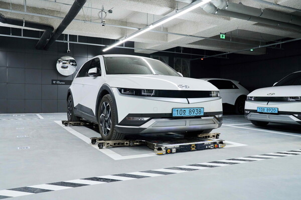 현대위아가 개발한 주차 로봇이 팩토리얼 성수 지하주차장에서 차량을 주차하는 모습. [현대자동차그룹 제공=뉴스퀘스트]