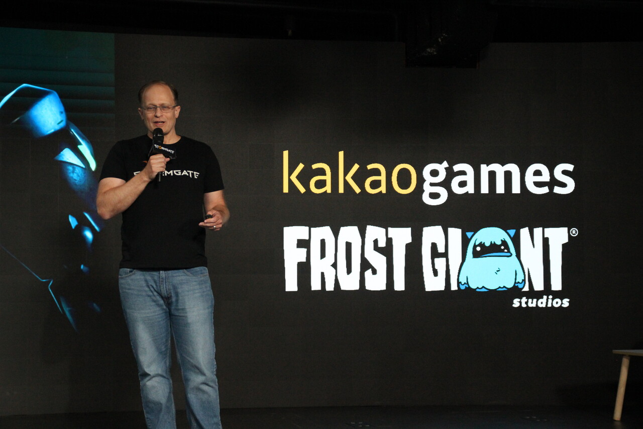 카카오게임즈가 지난 18일 신작 '스톰게이트' 기자 간담회를 열었다. 팀 모튼(Tim Morten) 프로스트 자이언트 스튜디오 최고경영자(CEO)가 '스톰게이트'에 대해 설명하고 있다. [사진=김민우 기자]