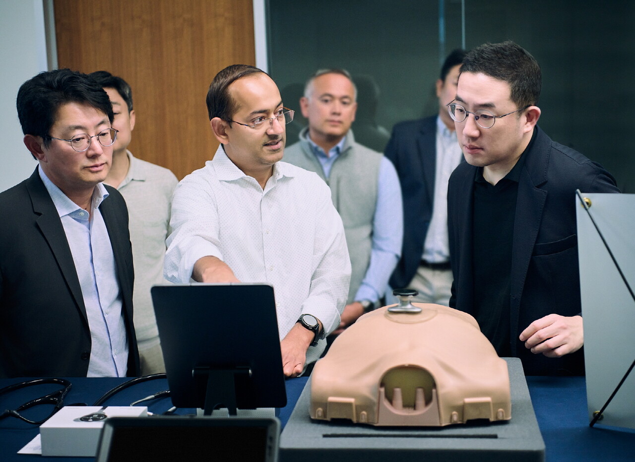  구광모 LG그룹 대표(맨 오른쪽)가 미국 실리콘밸리에 있는 LG테크놀로지벤처스에 방문해 LG테크놀로지벤처스가 투자한 주요 스타트업의 기술을 자세히 살펴보고 있다. [LG그룹 제공=뉴스퀘스트]