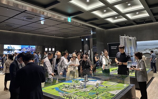 ‘푸르지오 스타셀라49’ 분양 사업장(오피스텔 전시관)을 방문한 방문객들 [대우건설 제공=뉴스퀘스트]