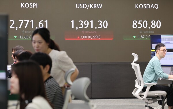 이달 들어 개인·기관은 차익 실현 등을 위해 매도 강세를 보이고 있는 반면에 외국인 투자자는 약 4조 1400억원 넘게 한국 주식을 사들이면서 지수 상승을 이끈 것으로 집계됐다. 24일 오전 서울 중구 하나은행 딜링룸 현황판에 코스피와 코수닥 지수가 표시된 모습. [사진=연합뉴스]