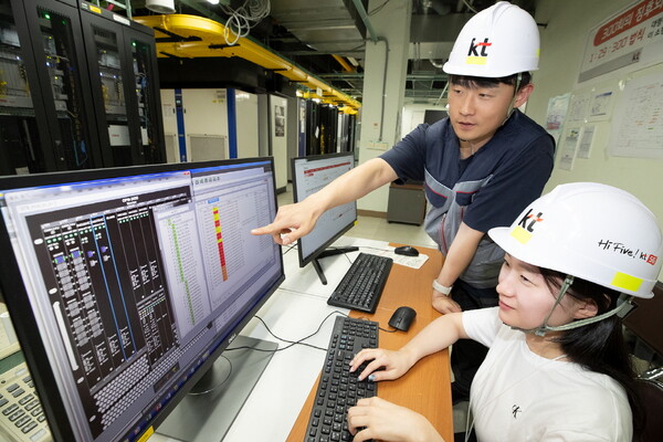 KT의 네트워크 전문가가 새롭게 구축된 100 기가 급 전송망을 점검하고 있다. [KT 제공=뉴스퀘스트]