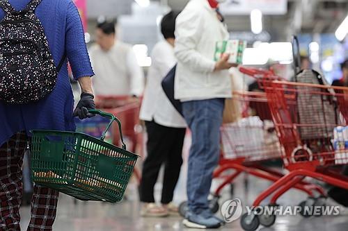 한국은행은 ‘소비자동향조사’ 결과 발표를 통해 6월 기대인플레이션율은 전월보다 0.2%포인트 하락한 3.0%를 기록했다고 25일 밝혔다. 서울 대형마트 모습. [사진=연합뉴스]