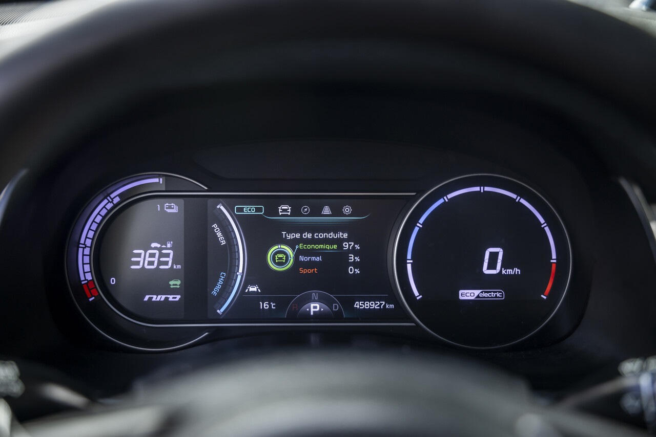 프랑스의 '일 드 프랑스' 지역에서 VCT 사업을 운영 중인 장(Jean)씨가 지난 5년간 몰아온 기아의 '니로 EV' 주행 거리. 계기판엔 45만8927km가 찍혀 있다. 평균 하루 300~500km, 월 평균 8300km 정도의 거리를 운전한 셈이다. [기아 제공=뉴스퀘스트]