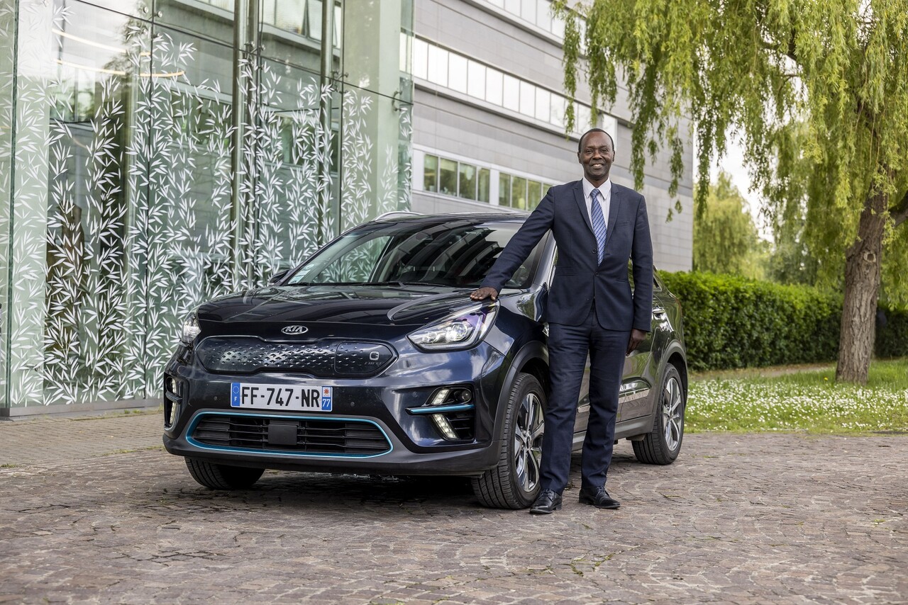 프랑스의 '일 드 프랑스' 지역에서 VCT 사업을 운영 중인 장(Jean)씨가 지난 5년간 몰아온 기아의 '니로 EV' 앞에서 기념 사진을 찍고 있다. [기아 제공=뉴스퀘스트]