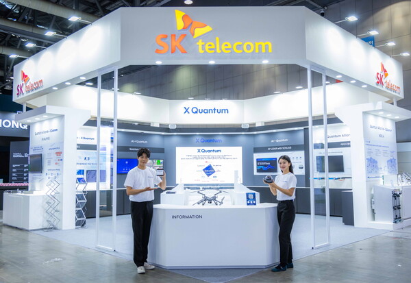 SK텔레콤이 25일부터 27일까지 열리는 ‘퀀텀 코리아 2024’에 ‘엑스퀀텀’ 멤버사들과 함께 참가해 다양한 양자 관련 기술과 제품들을 소개한다. ‘엑스퀀텀’은 SKT를 비롯해 대한민국 양자 산업을 주도하는 기업들의 연합체이다. 사진은 ‘퀀텀 코리아’에서 SKT 구성원과 모델이 SKT 전시관을 소개하는 모습. [SK텔레콤 제공=뉴스퀘스트]