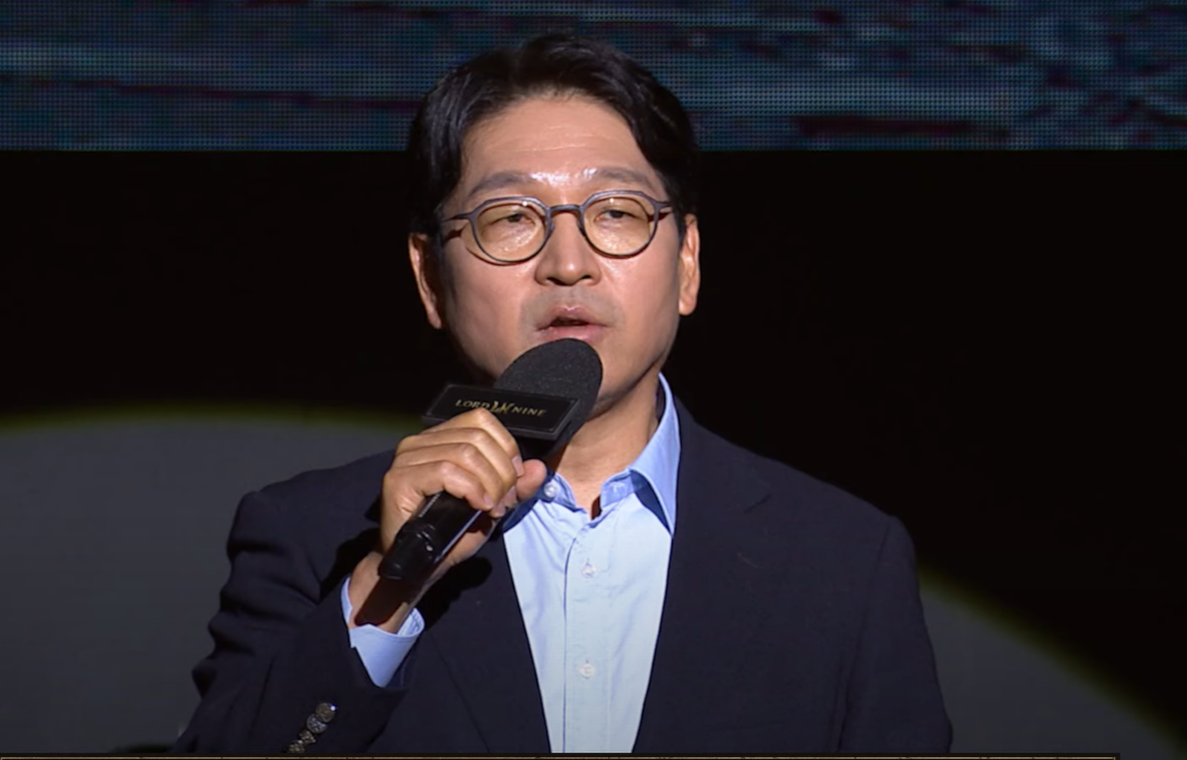 백영훈 스마일게이트홀딩스 메가포트부문 대표가 지난 4일 공개한 '로드나인' 신작 발표회에서 게임 소개를 하고 있다. [사진=로드나인 공식 유튜브 캡쳐]